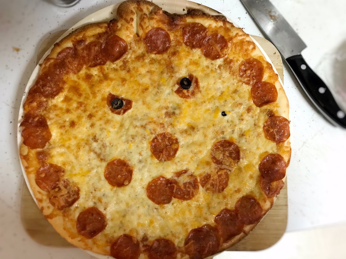 VBathsalt's tweet image. Daddy Murphy’s will make you a nice TOTALLY NOT CURSED Jack-O-Pizza, they said.  WHAT A DEAL, they said. 

Expectation vs The Haunted Reality
🍕🎃👻👹🍕

Thanks for the tasty nightmares, @papamurphys .

#daddymurphys #papamurphys #jackopizza #hauntedfood #pizza #vs #Spooktober