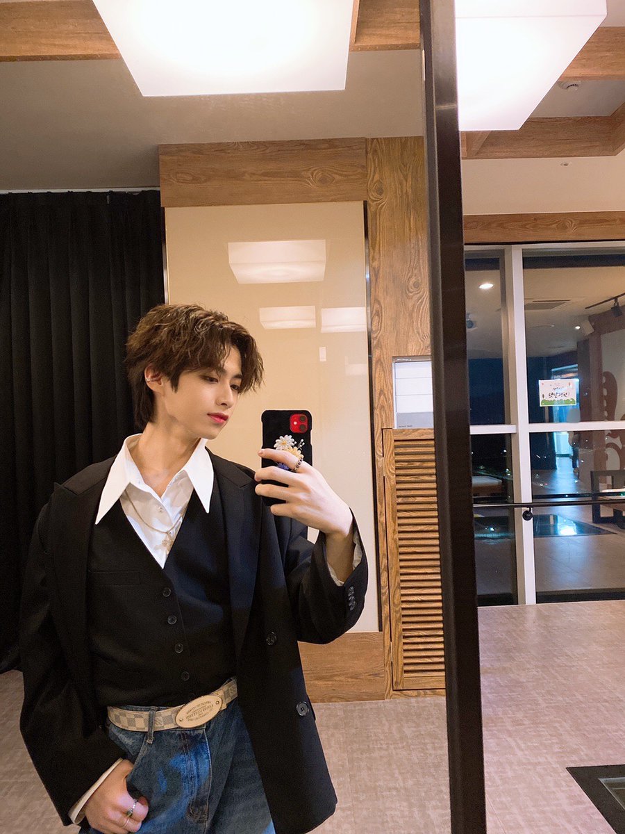 official_ONEUS's tweet photo. [#시온]
🧨시온이ㅎㅎ 너무 감사하게도 아송페 오프닝을 열게 되었습니다!! 우리 달님들이 좋아하실 생각에 열심히 준비했는데 어땠어요?! 앞으로 더 기대되는 일들만 가득할 거야~ 오늘도 너무 많이 사랑해 우리 달님들🌎❤️🌙 https://t.co/55jE9Wsjy4
