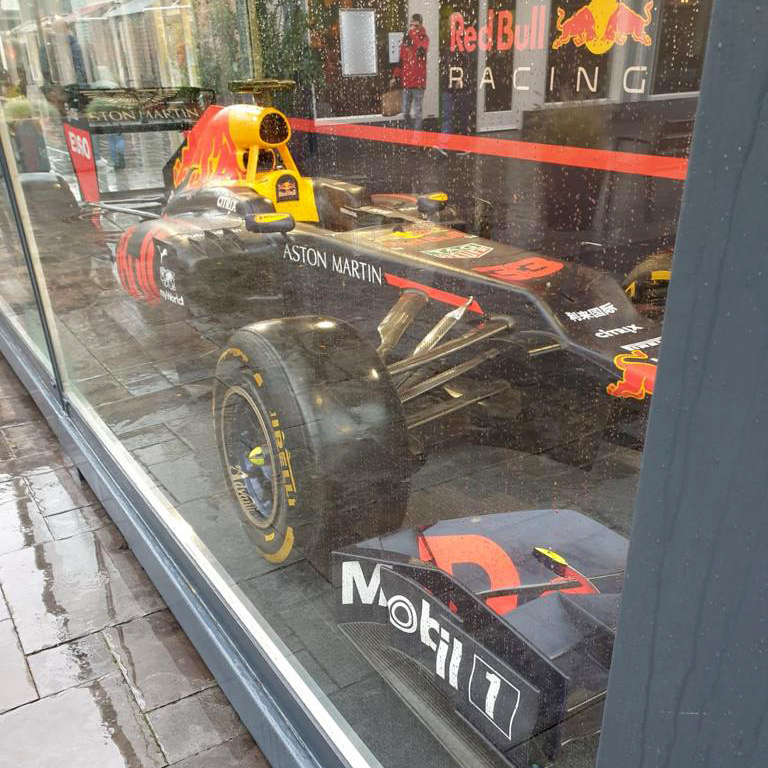 VerstappenCOM's tweet image. De @Max33Verstappen @redbullracing @F1 auto is vanaf nu te bewonderen in @BataviaStad! 🏎️🤩 Adres &amp;amp; openingstijden van de Max Verstappen pop-up store in Batavia Stad Fashion Outlet: verstappen.com/nl/article/118… #VerstappenShop #KeepPushing