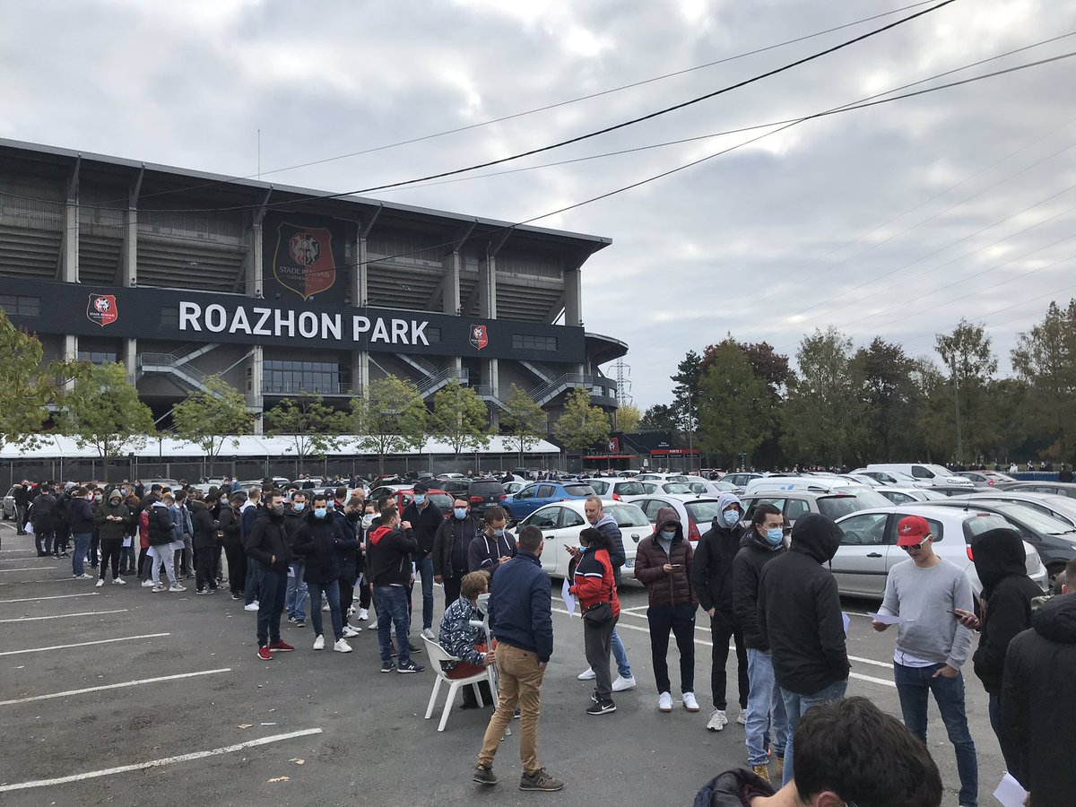 Du monde devant le local du RCK ce matin. On dirait qu’il se passe quelque chose 🙄