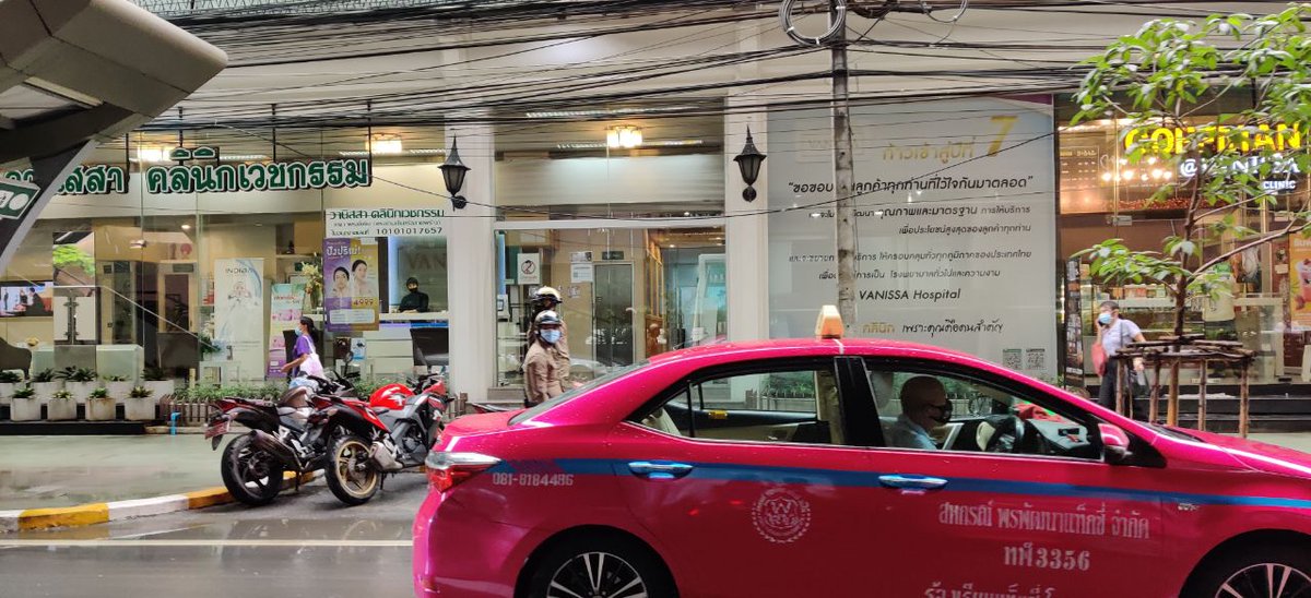 iLawFX's tweet photo. 15:25 #ม็อบ17ตุลา บริเวณหน้าห้างเซ็นทรัลลาดพร้าว สถานีห้าแยกลาดพร้าว มีตำรวจในเครื่องแบบกับรถมอร์เตอร์ไซค์ตำรวจหนึ่งคัน ที่ดูแลการจราจร 

ผู้ชุมนุมเริ่มทยอยมารอที่ สะพานข้ามหน้าเซนทรัลเรื่อยๆ https://t.co/F5VtN1VptL