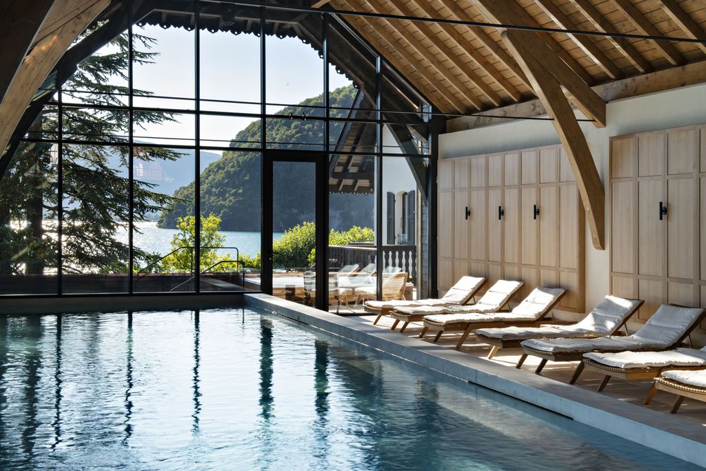 Au Spa, la sensation de composer avec le Lac et ses éléments 🥰

📷 Nicolas Mattheus
#AubergeduPereBise #Talloires #Spa #BienEtre #Detente #LacAnnecy #AnnecyLake #RelaisChateaux
