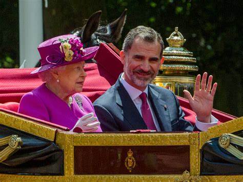 javierjuantur's tweet photo. El ciudadano Felipe VI, pide a los españoles "generosidad y valor" 
Mientras los zapatos de su hija valen lo que una familia cobra en un mes
Desde las alturas, nos pide valor, y lo necesitamos, para contener nuestra ira.
Empiece usted, majestad, estamos esperando su "generosidad" https://t.co/mrohJzCWU3