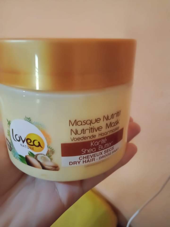 متوفر حاليا 💃 Lovea حمام كريم  
تعالوا بقا اللي معرفش منتجات Lovea يبقا فاته كتتتتتير 😳
 هو علاج لجميع انواع الشعر التالف 
المنتج ده اشتريه وانتي مغمضه روعه بمعني الكلمه وغرقان بزبدة الشيا 🙈
من اكثر حمامات الكريم المدعمه بزبده الشيا الغنيه عن التعريف فالترطيب وتغذيه