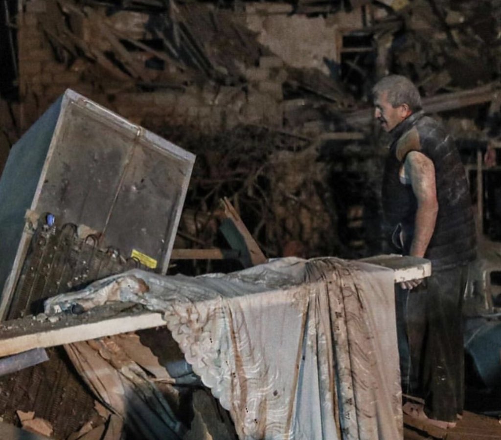 Dağıntılar arasında ailəsini axtaran bu kişinin gözlərindəki qəm,kədər, çarəsizlik boğsun sizi! #PrayForGanjaCity #PrayForGandja #ArmeniaKillsCivilians #ArmeniaBrokeCeasefire #Azerbaycan #StopArmenianAggression #StopArmenianTerror #StopArmenianTerrorism #OpenYourEyes