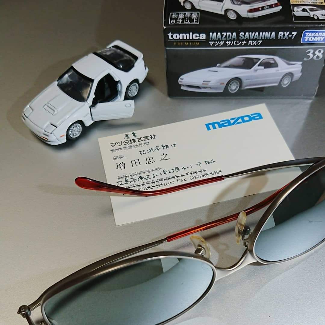 BanjiBanji4's tweet image. 初代RX7の発表時、隣街(土浦)のデパート前に飾ってあったグリーンメタリックのリトラ姿を今もはっきり覚えている 1985年小学5年生

そしてこの2代目のFC！
18歳自転車でディーラーを周り何冊もカタログをもらった 子供の私にコーヒーを入れてくれた女性店員さんもいた

月日は流れ広島の→
#rx7fc