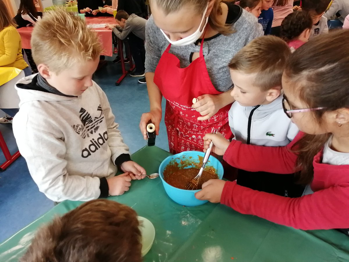 EPAndaine's tweet photo. Travailler l'anglais autour de la cuisine. Les élèves ont travaillé l'anglais en cuisinant un carrots cake. Séance de cuisine et dégustation tout en anglais. En plus découverte de la culture culinaire d'un autre pays. https://t.co/pQINYmVQir