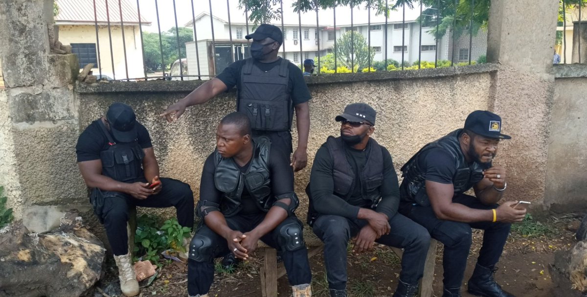 MunTheShinobi's tweet image. Kaduna We Are Here AT STATION ROUND ABOUT.

Our Security Is Here.

I Have Spoken To The Police, They are here to observe and not cause a problem.

PROTEST IS HAPPENING. WE MOVE 

#EndSARS
#kadunaprotest

Cc @Mochievous @FakhuusHashim @feminist_co