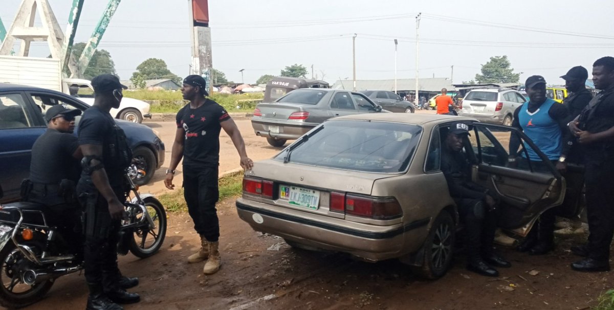 MunTheShinobi's tweet image. Kaduna We Are Here AT STATION ROUND ABOUT.

Our Security Is Here.

I Have Spoken To The Police, They are here to observe and not cause a problem.

PROTEST IS HAPPENING. WE MOVE 

#EndSARS
#kadunaprotest

Cc @Mochievous @FakhuusHashim @feminist_co