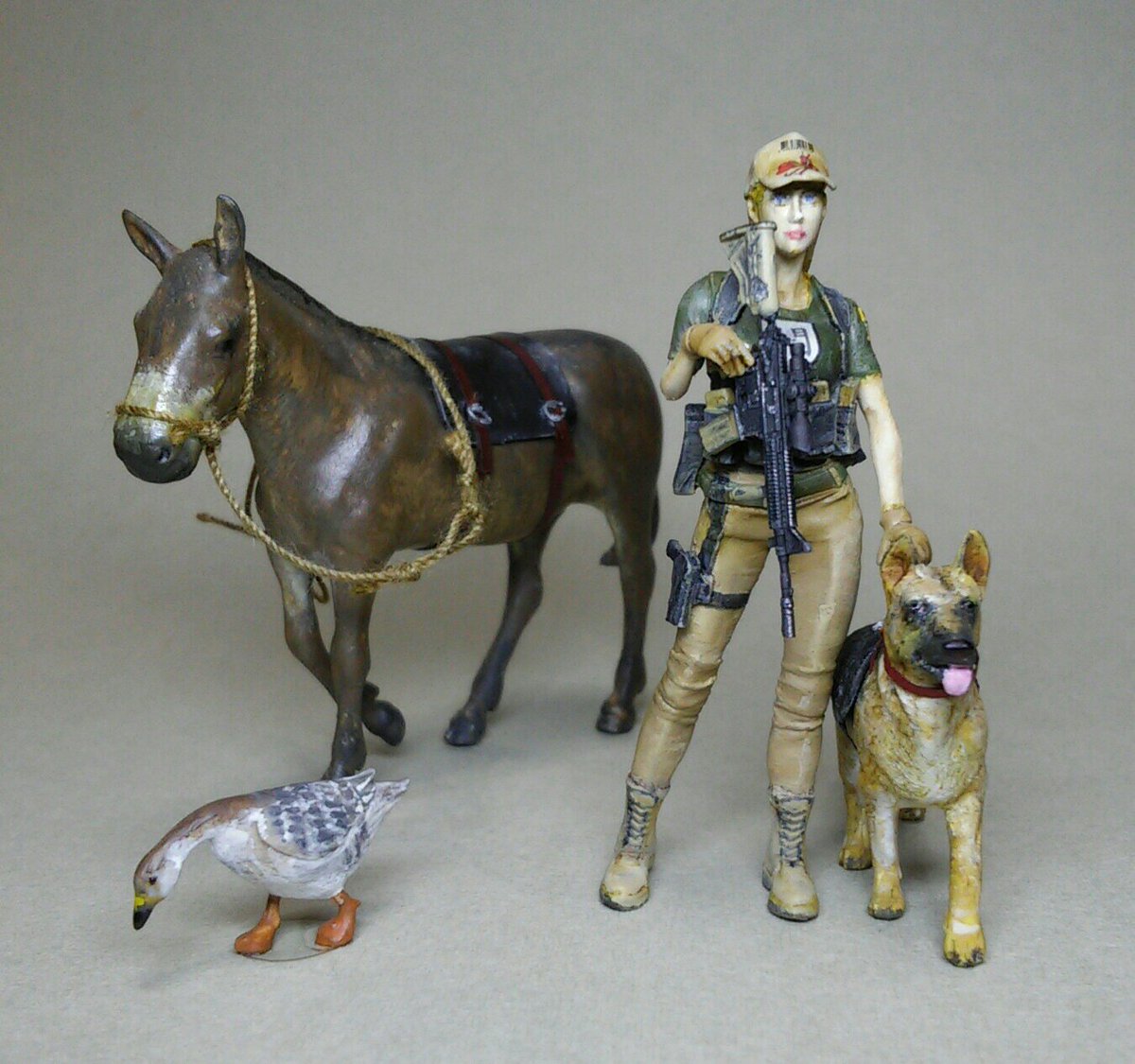 nukodooru's tweet photo. ジルプラのお姉さんと
タミヤの1/35動物セットの犬、ラバ、ガチョウ
お姉さんの顔が可愛く塗れない。。
拡大メガネを2つ重ねて作業すると目が痛い
#zlpla https://t.co/XtkgP6R6FM