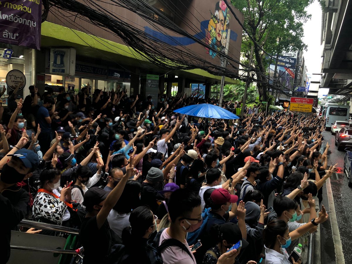 thematterco's tweet photo. 15.57 น. บรรยากาศการชุมนุมที่บริเวณ BTS อุดมสุข มีการชูมสามนิ้วและมีผู้ชุมนุมทยอยเดินมารวมตัวกันอย่างต่อเนื่อง

#ม็อบ17ตุลา https://t.co/f5hGyldlBE