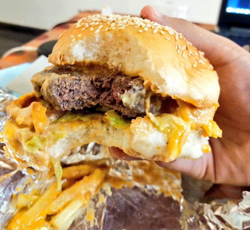 ThoughtsBites's tweet photo. Thank you Cheesy Spot for delivering this to home! To know more follow thoughts.bites in Instagram to know more! #SaturdayThoughts #foodie #thiruvallafoodies #Food #Foodie #FoodieFriday #FoodDay #SaturdayMorning #burger #burgers #foodpanda #Weeekly #weekend #weekendvibes #Friday https://t.co/u719IZOvS2