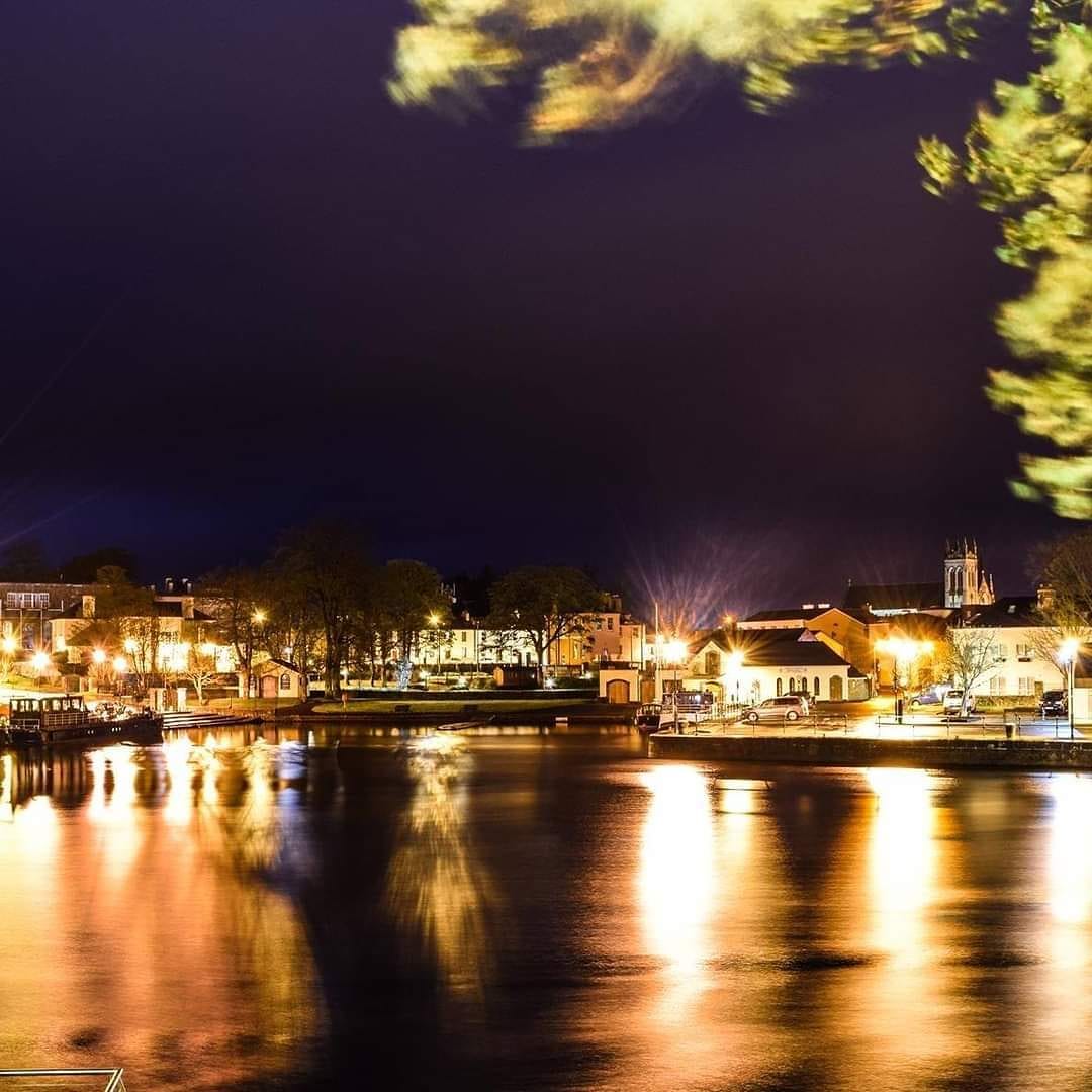 Carrick on Shannon at Night Time - How BEAUTIFUL?! 💗 💗 💗 🇮🇪 ©️ Irish Photography #carrickonshannon #leitrim #roscommon #photography