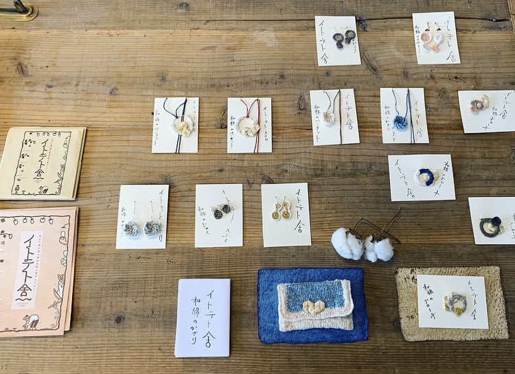 イトテト舍 Itotetosha 明日 ももとせ市に出店いたします 新宿三丁目をお通りの際はぜひお寄りくださいませ ももとせ市 10月18日 日 12時 17時 カフェ バー 新宿ダイアログ 三階にて 160 0022 東京都 新宿区新宿3 1 32 新宿ビル1