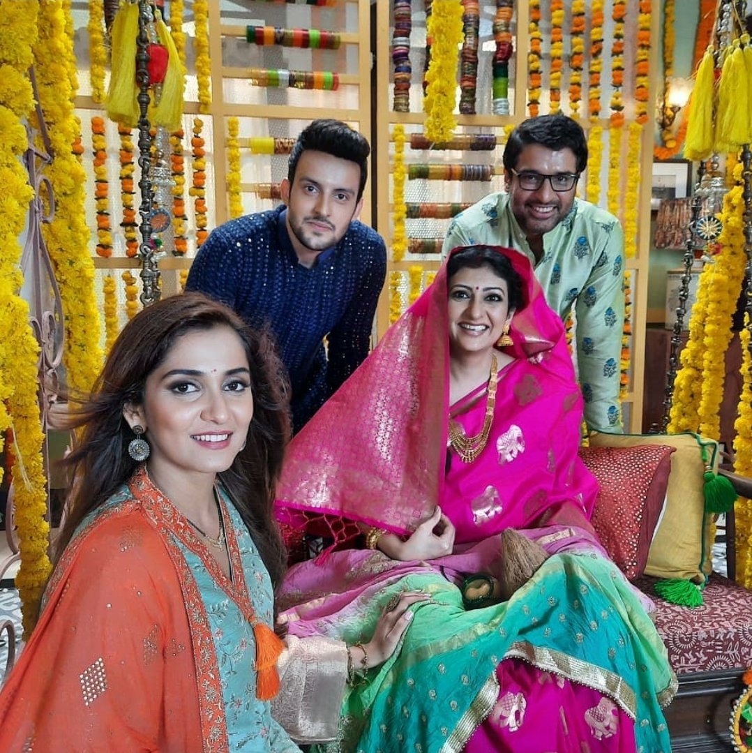 LaSrish's tweet photo. Only 3 Days Left For The Big News....Watch #HamariWaliGoodNews From 20th, October Mon-Sat 7:30 PM Only On @ZeeTV
@GossipsTv
@tellychakkar
@TellyDrama
@tellydhamaal
@TellyTalkIndia
#SrishtiJain #RaghavTiwari #ShaktiAnand #JuhiParmar #BodhitreeMultimedia https://t.co/1pdp8O45Eq