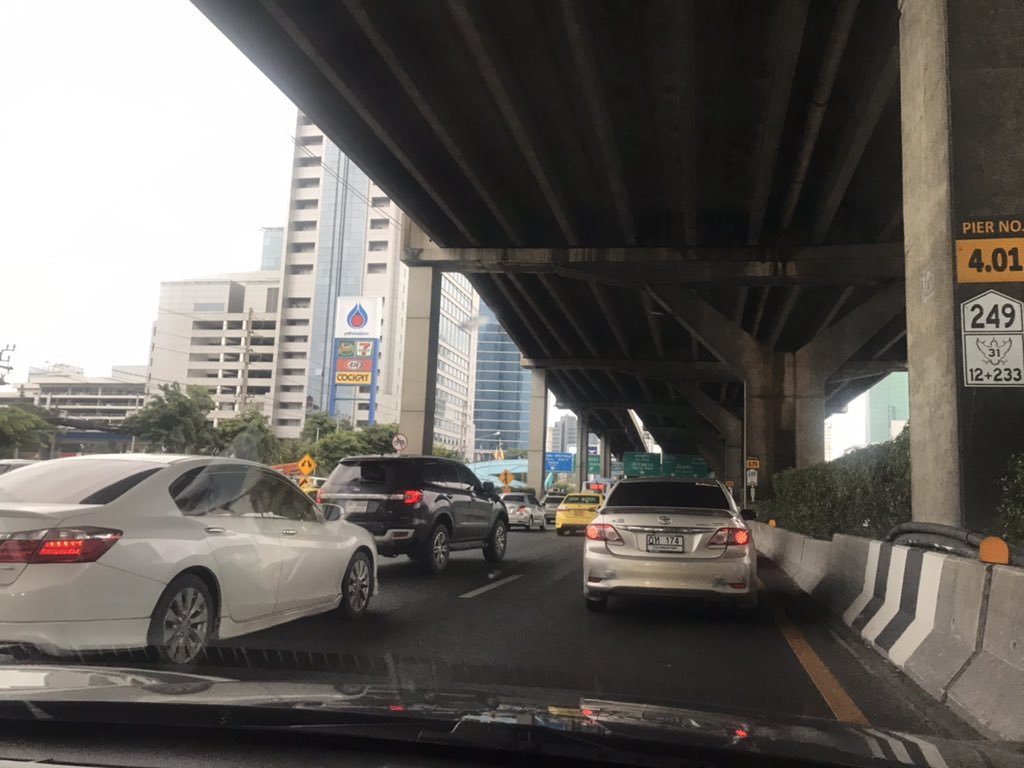 KanjanatTor's tweet photo. @js100radio  วิภาวดีฯ มุ่งหน้าแยกดินแดงท้ายแถวตึกโตชิบา ยังเคลื่อนตัวได้ https://t.co/8eCfBY35L9