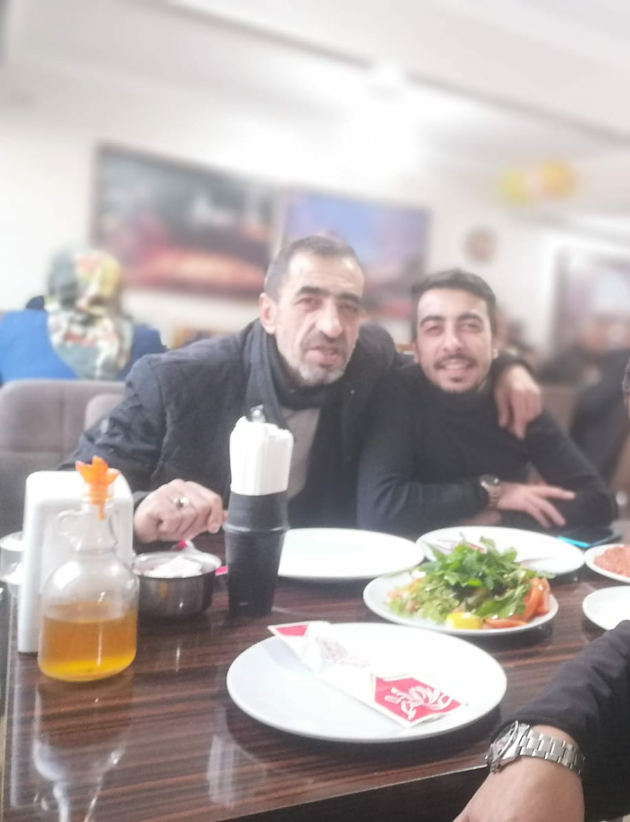 Bazen bağırmak istiyorum içten ve derin den bazen susmak istiyorum seni hatırlayana dek bazen de sesini duymak istiyorum beni cağırana dek bazen de içime atıyorum her şeyi babam sen gidince hayat durdu sanki özlenecek tek insansın babam nur içinde yat😓