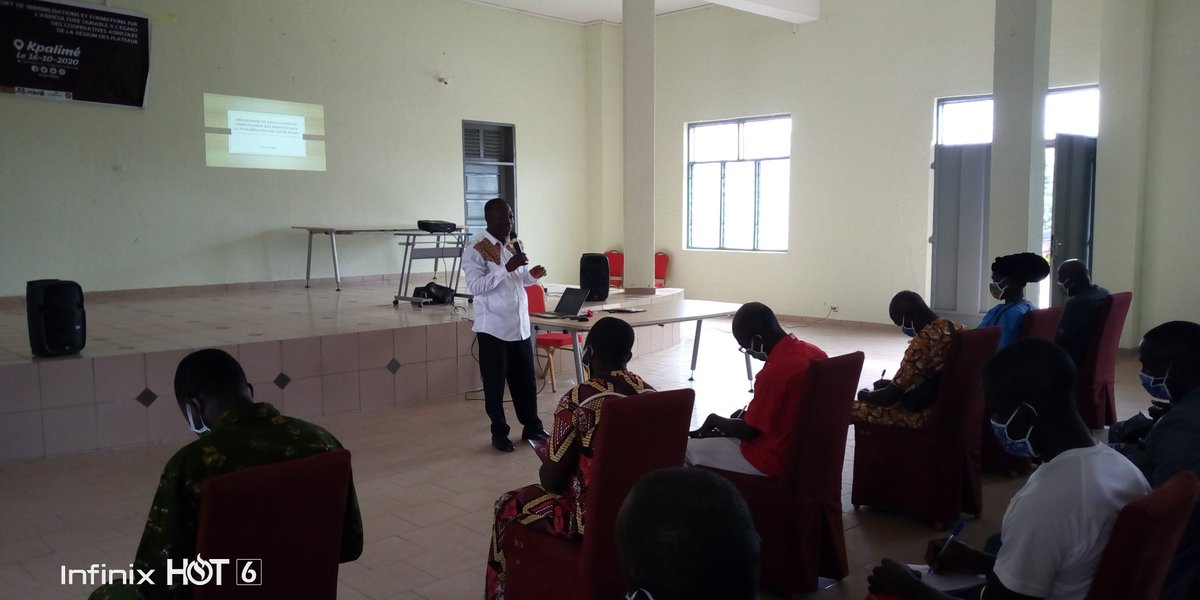 Au @TogoYaas #Kpalime, les parents ont été sensibilisés à l'importance de l'#EducationJeunesFilles et leur fille récompensés.
@exchangealumni @yalidakar @YALINetwork @USEmbassyLome @VilleKpalime @DogbeVictoire @agribusdata @AgricultureTg @MimiBatik @agridigitale1 @miawoeva @FAO https://t.co/r7Df45dIB8