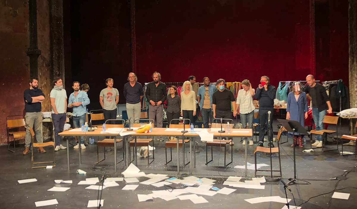 [critique] Pas de couvre-feu pour Les Chiens de Navarre ! aux <a href="/BouffesDuNord/">Les Bouffes du Nord</a>  bit.ly/2H7HCEu Une heure d’improvisation débridée et survoltée. Ils célèbrent tout simplement la liberté. Celle qu’aucune force obscurantiste ne pourra nous confisquer. <a href="/JCMeurisse/">JC Meurisse</a>