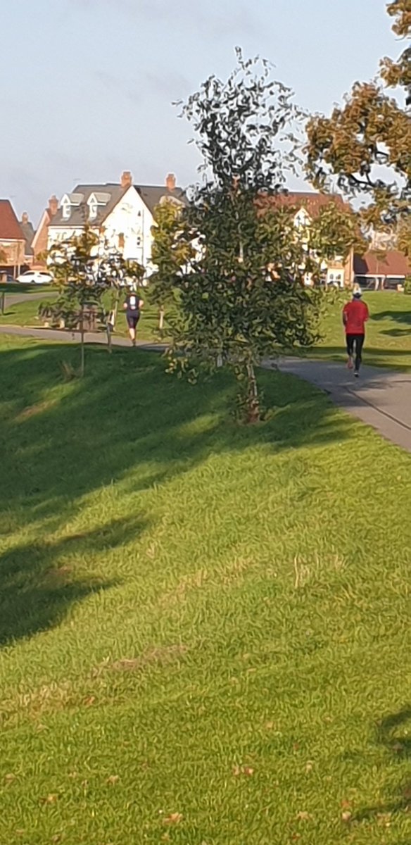 Lovely to see 2 of our faves <a href="/ScienceBrainiac/">Bruce Hutchinson</a> <a href="/EmmaJKranz/">Emma Kranz</a> out this morning. #parkrun <a href="/parkrunUK/">parkrun UK</a>