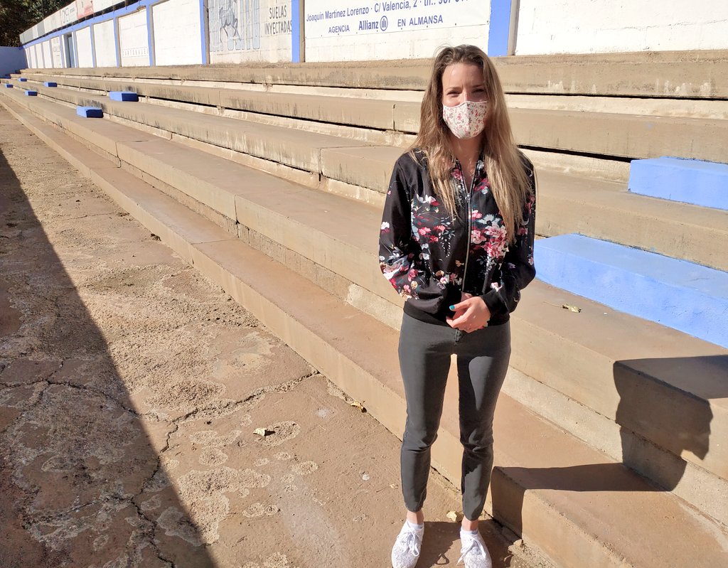 AlmansaPeriodic's tweet photo. Laura Fernández concejala por @iualmansa en el @AytodeAlmansa denuncia la falta de mantenimiento en el campo de fútbol Paco Simón de @AlmansaCiudad  que dificulta que personas con movilidad reducida puedan acceder a él con normalidad. https://t.co/3SyzENhk0v