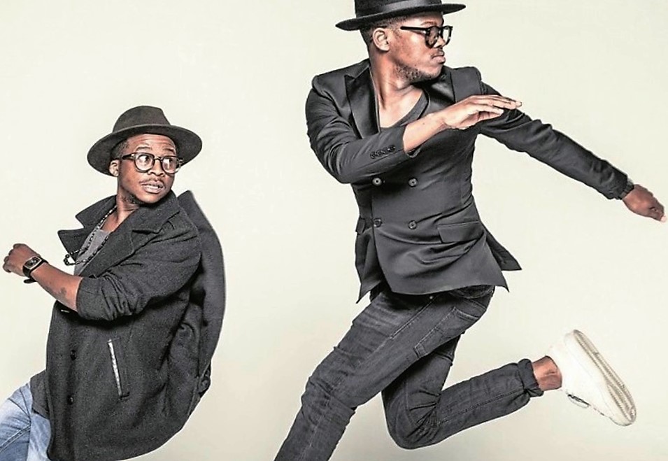 RISEfm943's tweet photo. Today on #MyTipForTheTop we are checking out @black_motion and their single ULELENI.
Its the #RISEfmTop40 with @VictorRoseJnr
#WeekendDaytimes
#RISEfmTop40
#10yearsofblackmotion https://t.co/3FsgkCVfai