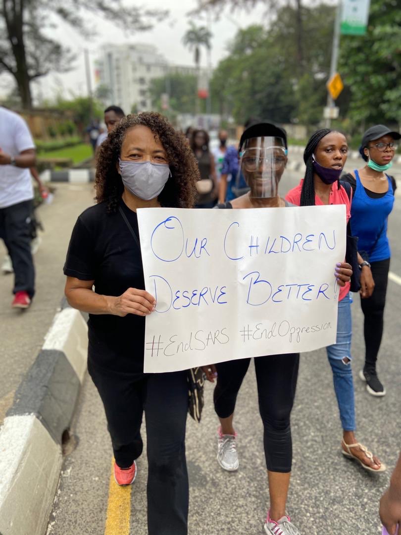 feminist_co's tweet photo. Happening now, Lekki-Ikoyi! Our mothers peacefully protesting against police brutality. #EndSARS https://t.co/xrmFc6gb4x
