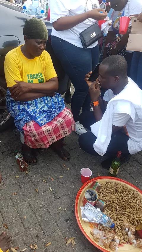 RuggedyBaba's tweet photo. #ENDSARS: Aged Groundnut Seller In Shock After Protesters Raised Over N2million For Her At Lekki Toll Gate.

We are a great people. 
We just need good governance,policing and every good thing needed to amplify our greatness. 

#endpolicebrutality  #EndBadGovernanceinNIGERIA https://t.co/JT703nse0u