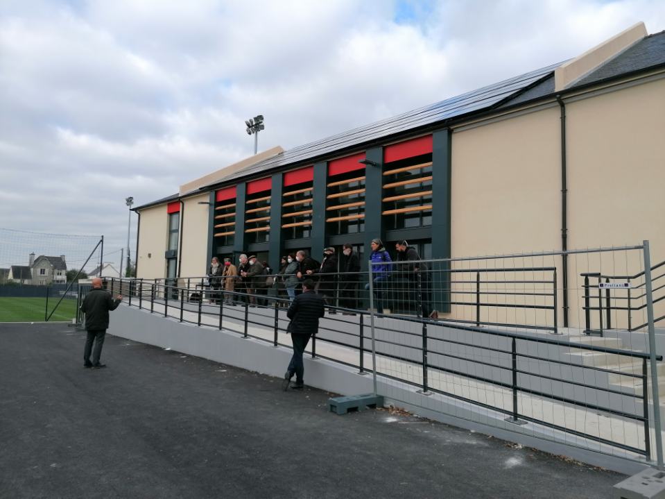 QueneaEnR's tweet photo. 50 élus font le déplacement ce matin en Centre Bretagne pour découvrir des sites exemplaires en terme d'#ecoconstruction et #rénovation intégrant les ENR
👉Visite du site de Cinedix Carhaix(29)
⚡ 16 kWc en sur imposition matériel @Systovi 🇨🇵
 @QueneaEnR
@alecobinfo
@payscob https://t.co/cWTOzLJ1U4