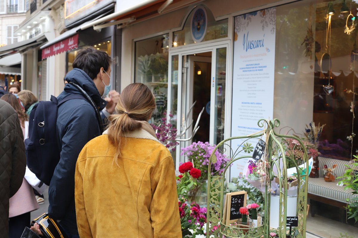 FBerthout's tweet photo. Aujourd'hui, plus que jamais, soutenons nos commerçants, soutenons la vie locale de nos quartiers ! 💐🌷 #Paris5 #Muscari #Jachète5e https://t.co/K15omWcH7q