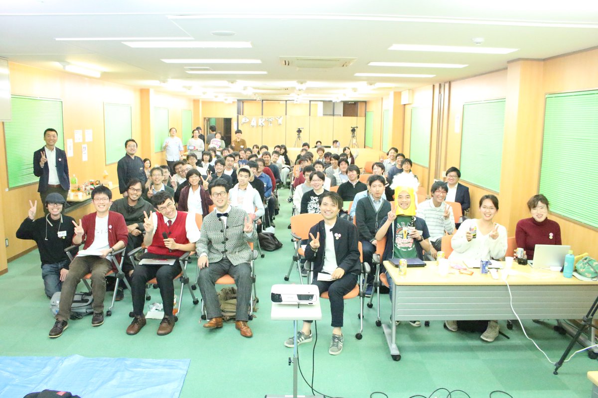 tsujimotter's tweet photo. 日曜数学会後の記念写真です。さっき撮りました（大嘘） #マスパーティをみよう https://t.co/bVctzgxPMI