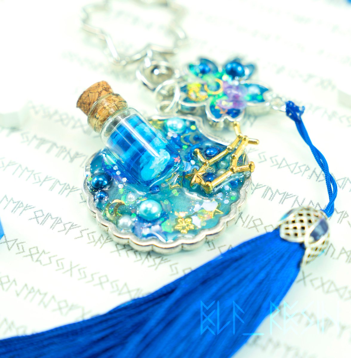 ELF_Resin's tweet photo. #RS32
ธีมท้องฟ้า ราคา 500.-
🌌ในขวดแก้วใบเล็กใส่ท้องฟ้ากับก้อนเมฆเล็กๆเอาไว้ อยากให้ความรู้สึกแบบท้องฟ้าตอนกลางคืนเลยมีกลุ่มดาวสีทองกับสีฟ้าเรืองแสง ใส่ลายเวทมนตร์ไว้ด้านหลัง อยากทำให้ดูแฟนซีมากขึ้นอีกหน่อยค่ะ
พิมพ์ จ / จอง / j
#resin #เรซิ่น #uvresin #ELFResin #handmade #DIY https://t.co/jJzBAiWmtF