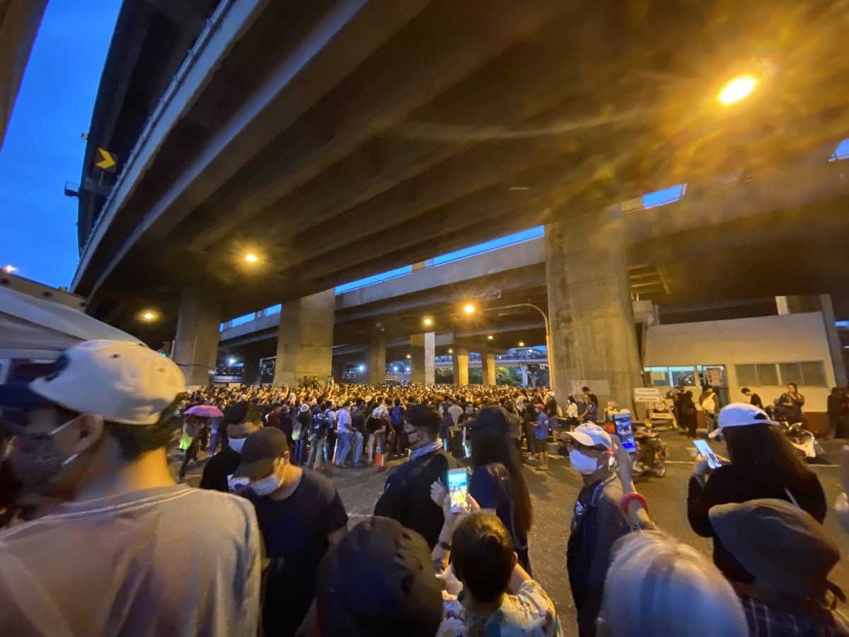LifeOffice1's tweet photo. แยกบางนา #ม็อบ17ตุลา https://t.co/sXWxFEdAmQ