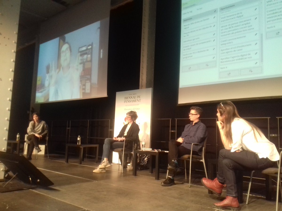 FilsFem's tweet photo. Meravellosa @cien_margaritas parlant de les aliances entre dones i persones no binàries dins l' #economiadigital, que considera un nou sindicalisme polític, tecnològic i vital front el #capitalismedigital #FeminismeDigital #BiennaldePensament https://t.co/bmyMOLyv6A