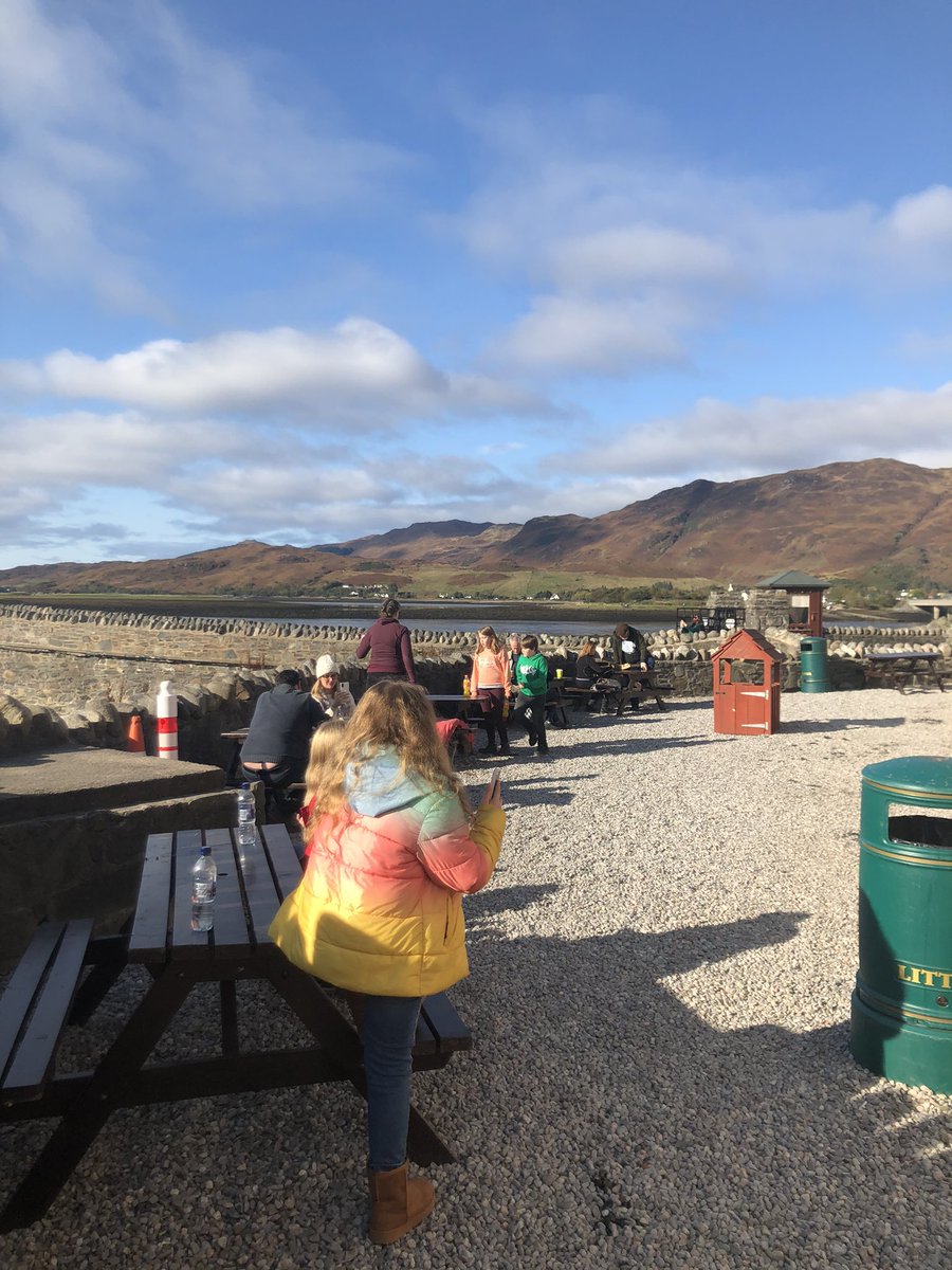 It’s Saturday again folks &amp; the skies are blue - What more can you ask for?
Lots of happy customers enjoying the view😎🤗
We are open until 7pm this evening - phone and pre-order on 01599 235468 🐟 🍟 🍔 🥩 🧃 
#SaturdayVibes #scottishfood #scottishhighlands #scottishfoodie