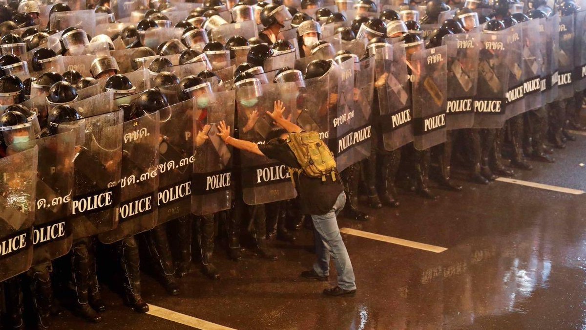 dorianmalovic's tweet photo. THAÏLANDE 🇹🇭 Comme a HONG KONG 🇭🇰 l’année dernière, la répression policière déclenche une colère profonde qui mobilise encore plus de manifestants contre #Prayut et le roi #ramax en dépit de l’état d’urgence. Dans @LaCroix #Thailand #MilkTeaAlliance https://t.co/57z6nInV5Y https://t.co/82vuTGZ3Ni