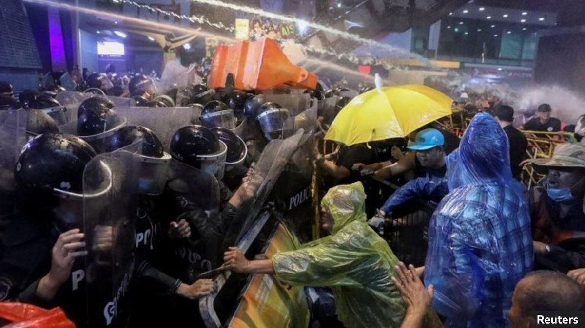 dorianmalovic's tweet photo. THAÏLANDE 🇹🇭 Comme a HONG KONG 🇭🇰 l’année dernière, la répression policière déclenche une colère profonde qui mobilise encore plus de manifestants contre #Prayut et le roi #ramax en dépit de l’état d’urgence. Dans @LaCroix #Thailand #MilkTeaAlliance https://t.co/57z6nInV5Y https://t.co/82vuTGZ3Ni