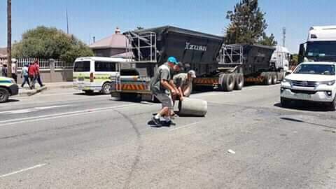 devon_hofmeyr's tweet photo. Much appreciation for the farmers who cleaned up the streets of Senekal after the EFF littered the their venue. https://t.co/NKqqKBAbf9