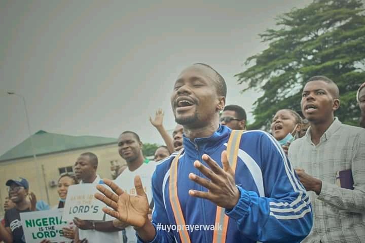 AbrahamBrown_1's tweet photo. If there is a Man to pray, there's is a God ready to answer, with prayers we move💪.

@nathanielblow @frekeumoh_

#UyoPrayerWalk
#RECONSTRUCTNIGERIA
#EndSARS https://t.co/aoe3XocGwQ