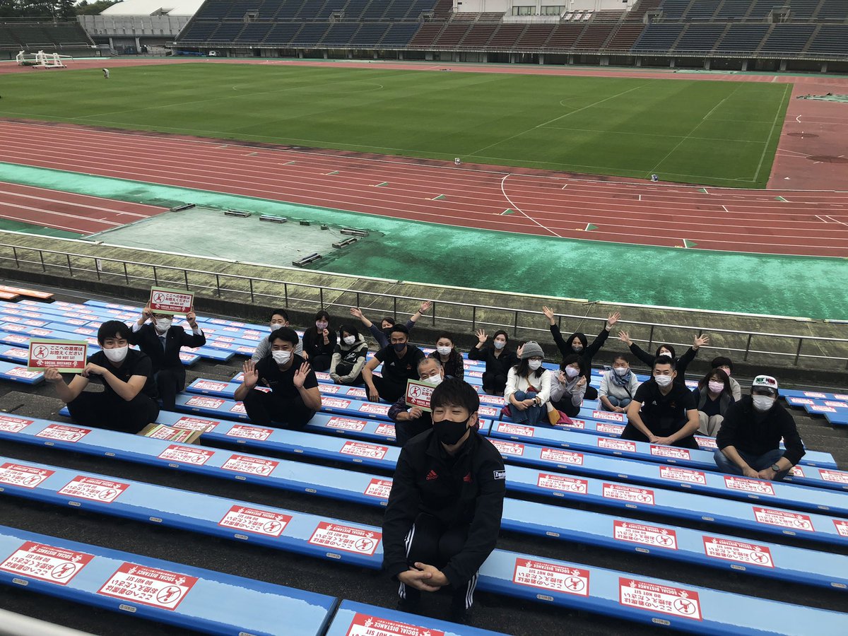 ツエーゲン金沢 ツエーゲン金沢ボランティアチーム Team Zero の皆さんと座席のシール貼りをしました これまでより着席可能なお席が見やすくなっています Zeroの皆さん本当にありがとうございました ただただ静かに三角座り もうちょっと