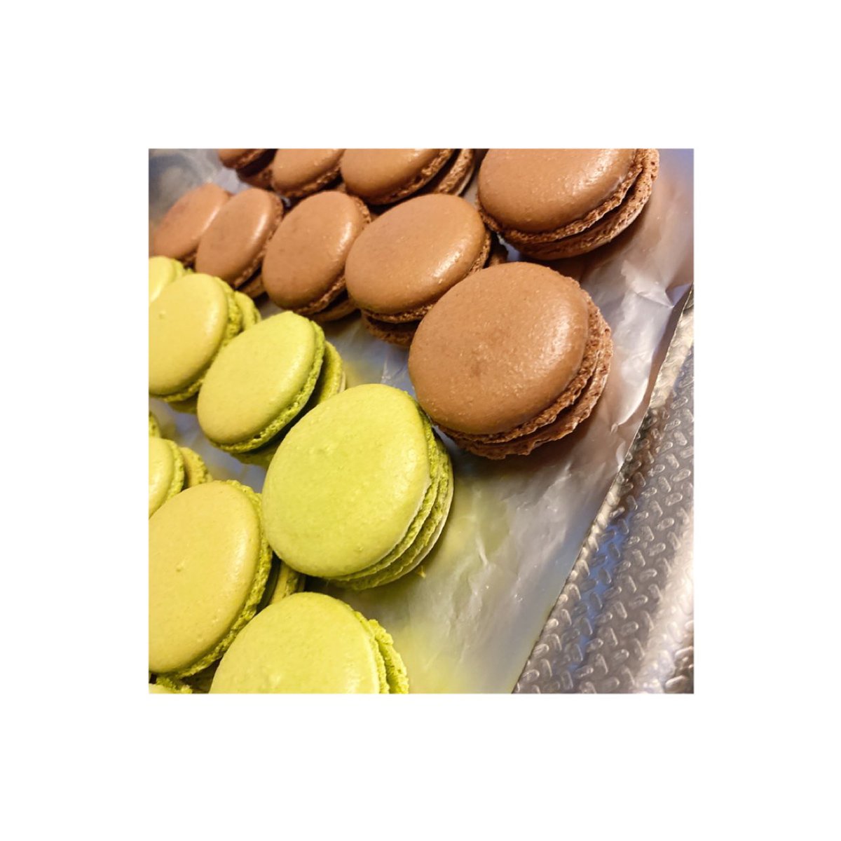 お菓子作りほとんど失敗したことがないんやけどマカロンはやっぱり難しい( .. )今回4回目なんやけどやっぱり空気が入って噛んだら表面がポロポロなる( ꒪⌓꒪)見た目はいいんやけどね（笑）