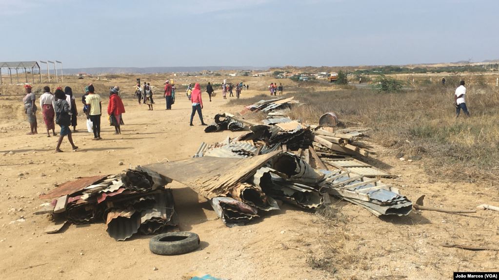 Protestos regressam às Salinas após suspensão do julgamento de desalojados Saiba mais em: wusangola.com/protestos-regr…