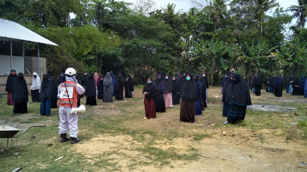 muhammad_eksan's tweet photo. Giat tgl 17.10.2020
Melakukan langkah pemutusan rantai mata covid19 dengan disinfeksi serta edukasi .Menjaga protokol kesehatan tetap CitaMasJajar 400 santri seperti outbond selalu tersenyum dan tersenyum. 
@poskopmidiy @pmi_diy @pmi_sleman 
#lawanCovid 
#SiapUntukSelamat https://t.co/N21RgkDeuA