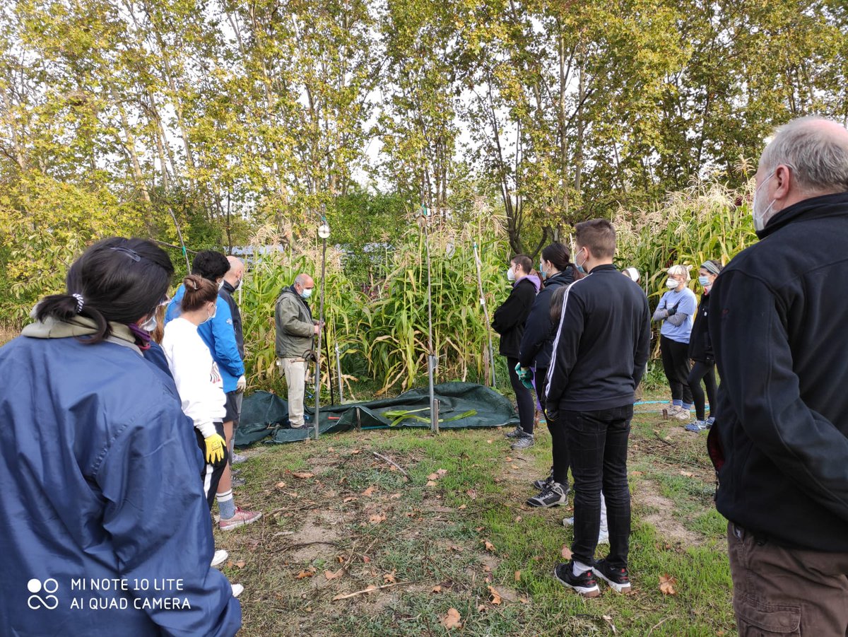 Así inauguramos hoy un nuevo ciclo #biointensivo en <a href="/unicomplutense/">Complutense</a>, transformando la biomasa de los bancales de maiz -rico en carbono y energía- en compost. Cuidamos la #tierra para cuidar lo que comemos, lo que respiramos, lo que somos, lo que amamos.ucm.es/agroecologia/b…