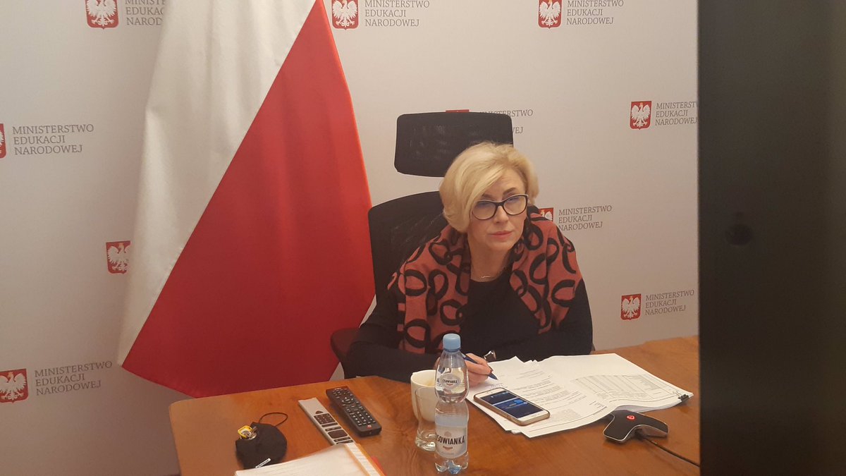 MEN_GOVPL's tweet photo. 🎥 Dzisiejsze posiedzenie Rządowego Zespołu Zarządzania Kryzysowego @RCB_RP z udziałem wiceminister edukacji @MarzenaMachalek. Wśród tematów ograniczenia w funkcjonowaniu szkół i aktualna sytuacja epidemiczna w kraju. #koronawirus #RZZK #KPRM https://t.co/ITFw8PEAlR