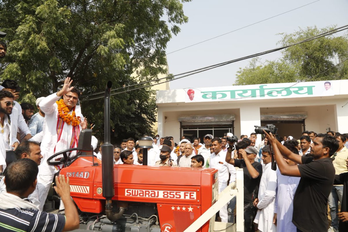 Tanwar_Indian's tweet photo. कुर्सी के लालच में पक्ष और विपक्ष दोनों ने तोशाम को गर्त में पहुंचाने की कोई कसर नहीं छोड़ी।आज यहां के लोगों के साथ जनसभा की,उनके हालात का जायज़ा लिया और काफी  विषयों पर चर्चा की।
तोशाम के युवाओं,किसानों,शिक्षकों,गरीबों,बेरोजगार और मज़दूरों ने बदलाव का प्रण ले लिया है। https://t.co/ptSXNQAyAb