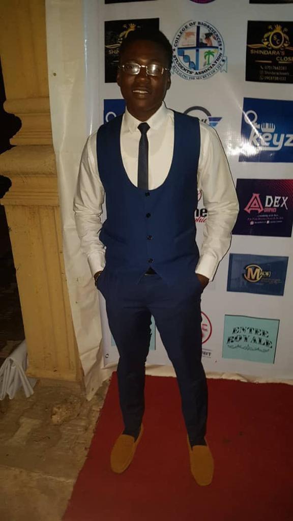 "Do not forget Seyi Akinade a final student of FUNAAB and forex trader that was thrown into debt because SARS seized his phone and refused to let him close his trade. He committed suicide weeks after.  For Seyi"✊🕯️🕯️🕯️🕯️