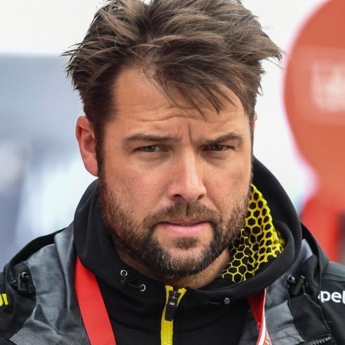 Zondag te gast bij <a href="/ReijntjesMarg/">Margreet Reijntjes</a> op De Perstribune <a href="/NPORadio1/">NPO Radio 1</a>:
12u: 📽️ regisseur Joram Lürsen over zijn nieuwe dramaserie #VliegendeHollanders
13u: 🚴 ploegleider <a href="/AddyEngels/">Addy Engels</a> over het vertrek van <a href="/JumboVismaRoad/">DavidRRCegg</a> uit de #Giro