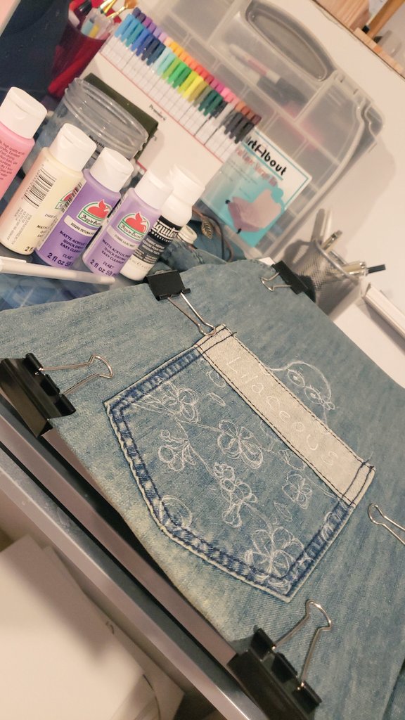 Haven't slept 😅 soooo I decided to paint my jean thingy 🥴🌸🥑 🌸🌸🌸🌸🌸🌸🌸🌸🌸🥑 #ArtistOnTwitter #painting #paint #newtotwitter #folllowme #artists #acrylicpainting #lilacs #artworks #traditional #RetweeetPlease #ArtistsSupportingArtists #support https://t.co/LjuM1bSCkG