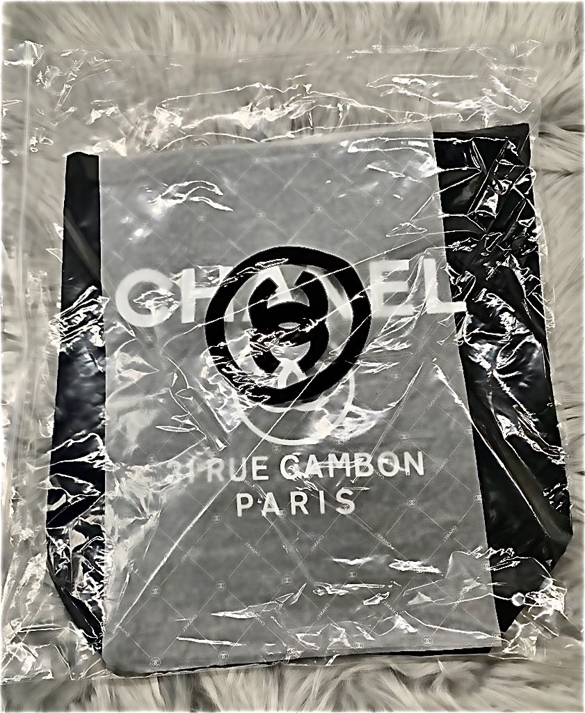 Helen01292427's tweet photo. CHANEL ノベルティ
トートバックです。
しっかりとしたキャンパス生地！
ポーチも付いて使い勝手がよく
今、必需品のエコバックとしてもご使用頂けます。

¥8500-(送料込)

バッグ
W35×H39×D13cm
持ち手　約62cm

ポーチ
W20×H14
持ち手　約32cm

#CHANEL 
#ノベルティ
#トートバッグ
#エコバッグ https://t.co/sosEgfgToQ